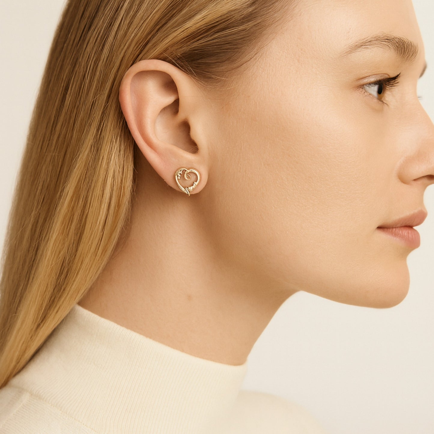 Vivra Natural Diamond Earrings in 18KT Gold