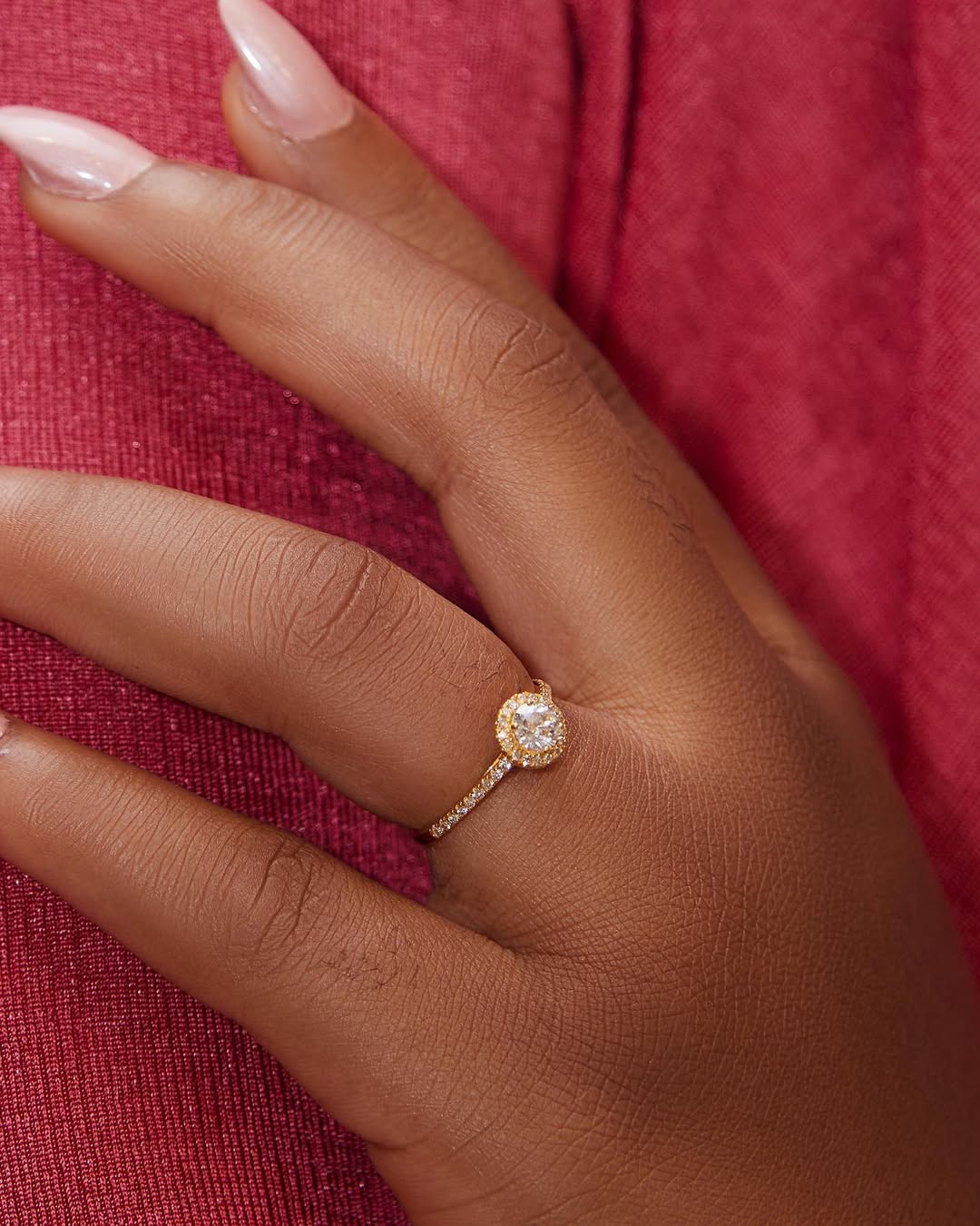 Thelma Round Cut Natural Diamond Engagement Ring in 18k Gold